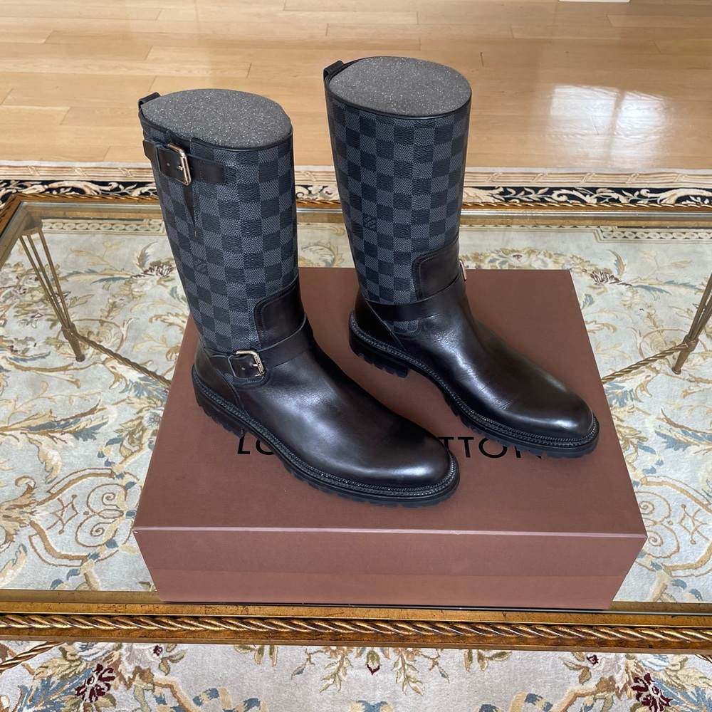 LOUIS VUITTON DAMIER GRAPHITE MEN’S BOOTS.  RATE. NIB. LV SIZE 8.